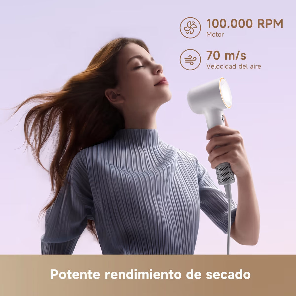 Mujer secando su cabello con la secadora Dreame Mini, motor de 100,000 RPM y velocidad de aire de 70 m/s - Ferretería La Palma - 1850167