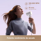 Mujer secando su cabello con la secadora Dreame Mini, motor de 100,000 RPM y velocidad de aire de 70 m/s - Ferretería La Palma - 1850167