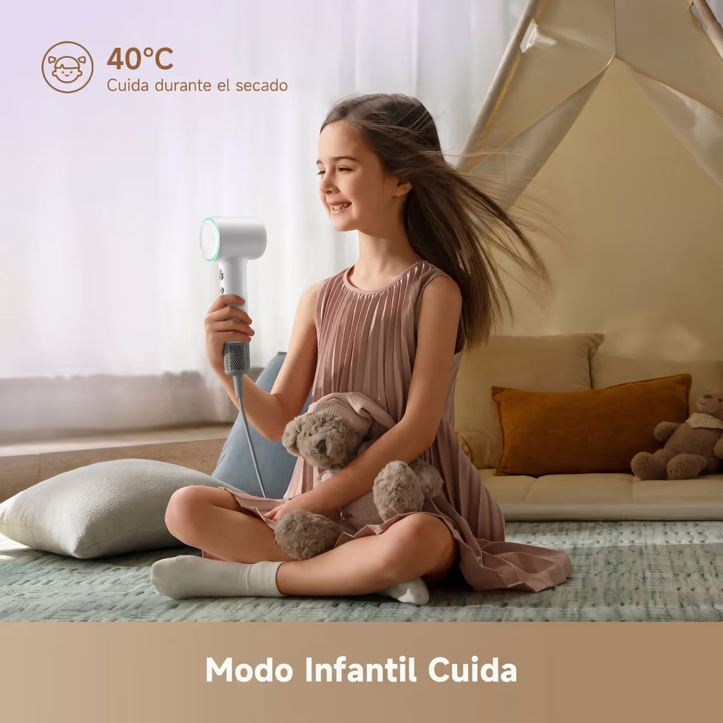 Niña sonriente secando su cabello con la secadora Dreame Mini en modo infantil a 40 °C, secado suave y seguro - Ferretería La Palma - 1850167