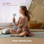 Niña sonriente secando su cabello con la secadora Dreame Mini en modo infantil a 40 °C, secado suave y seguro - Ferretería La Palma - 1850167