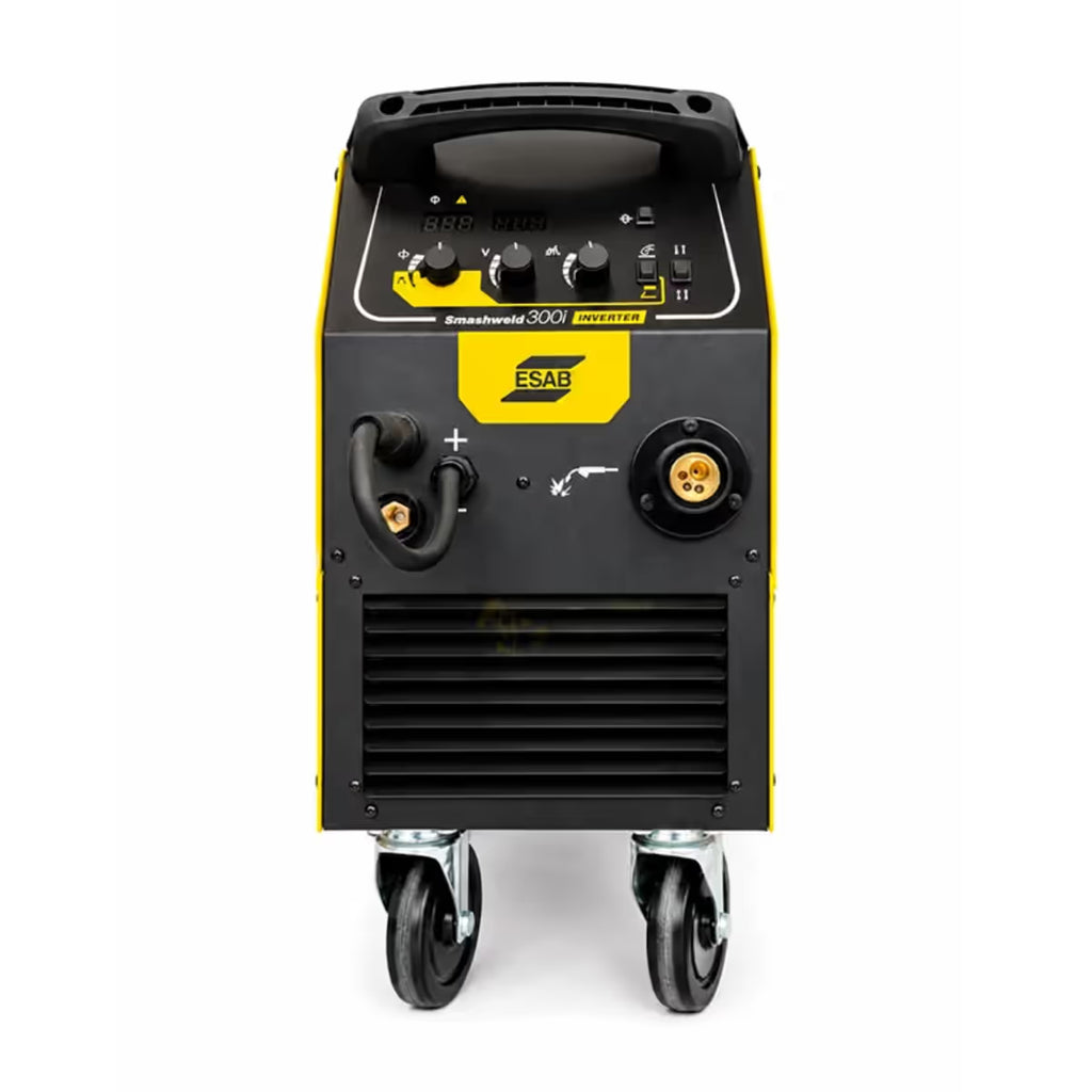 Vista frontal de soldadora ESAB Smashweld 300i con conector de antorcha MIG, terminales de polaridad y ruedas giratorias frontales - Ferretería La Palma - 1430028