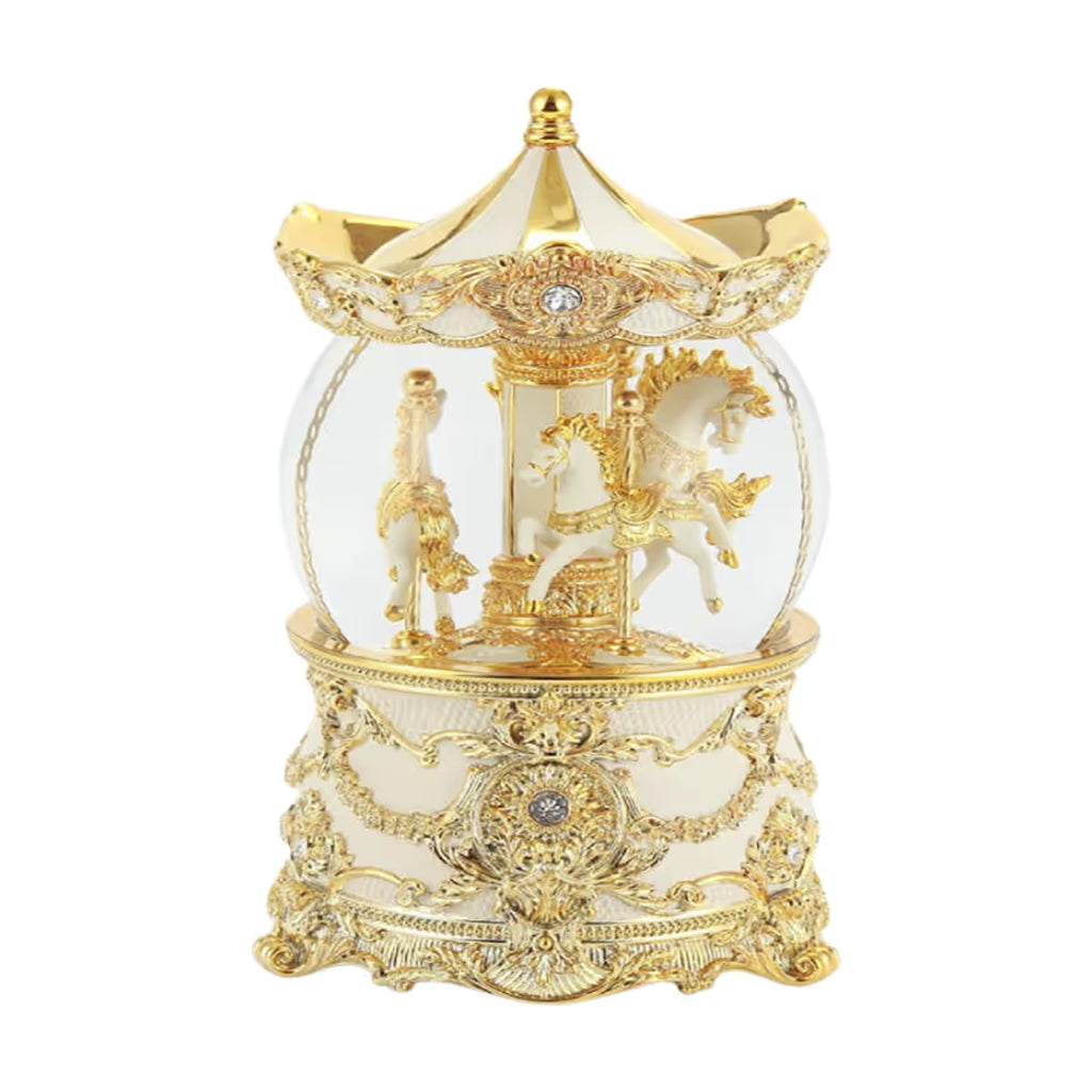 Vista frontal de la bola de nieve musical Jarll Carrusel Dorado con base ornamentada en blanco y oro sobre fondo blanco - Ferretería La Palma - 1820001