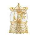 Vista frontal de la bola de nieve musical Jarll Carrusel Dorado con base ornamentada en blanco y oro sobre fondo blanco - Ferretería La Palma - 1820001