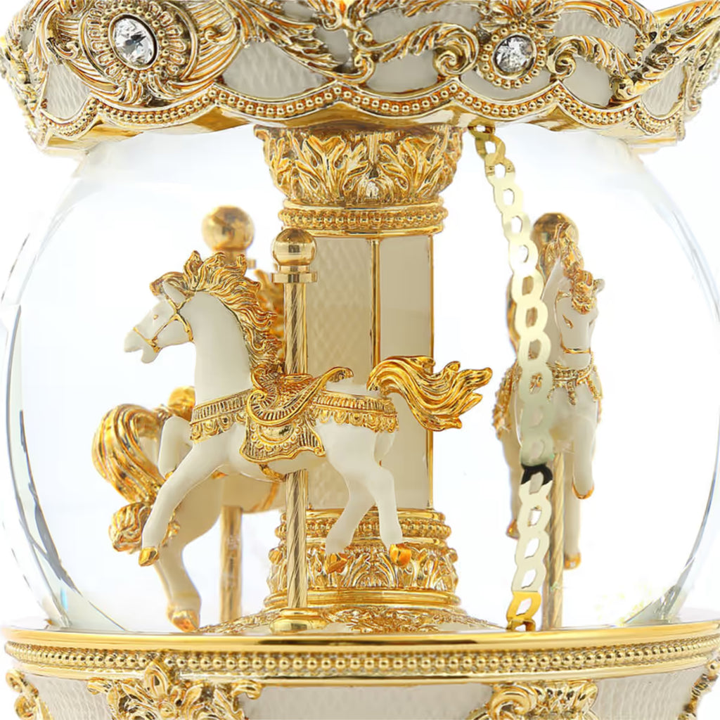 Primer plano de la esfera de cristal Jarll Carrusel Dorado y Blanco mostrando los caballos esculpidos en blanco y dorado dentro del globo - Ferretería La Palma - 1820001