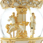Primer plano de la esfera de cristal Jarll Carrusel Dorado y Blanco mostrando los caballos esculpidos en blanco y dorado dentro del globo - Ferretería La Palma - 1820001