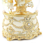 Primer plano de la base decorativa en relieve color oro y blanco de la bola de nieve Jarll Carrusel Dorado - Ferretería La Palma - 1820001
