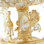 Acercamiento a los caballos de carrusel en blanco y oro con carpa superior dentro de la bola de nieve Jarll - Ferretería La Palma - 1820001