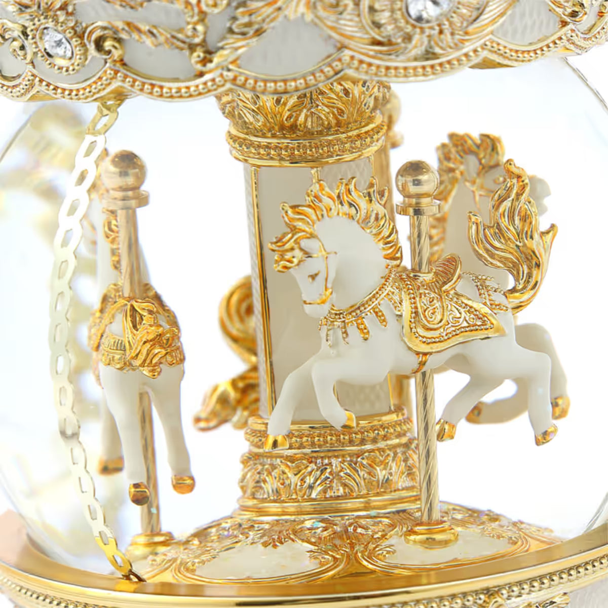 Acercamiento a los caballos de carrusel en blanco y oro con carpa superior dentro de la bola de nieve Jarll - Ferretería La Palma - 1820001