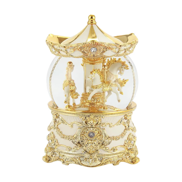 Vista frontal de la bola de nieve musical Jarll Carrusel Dorado con base ornamentada en blanco y oro sobre fondo blanco - Ferretería La Palma - 1820001