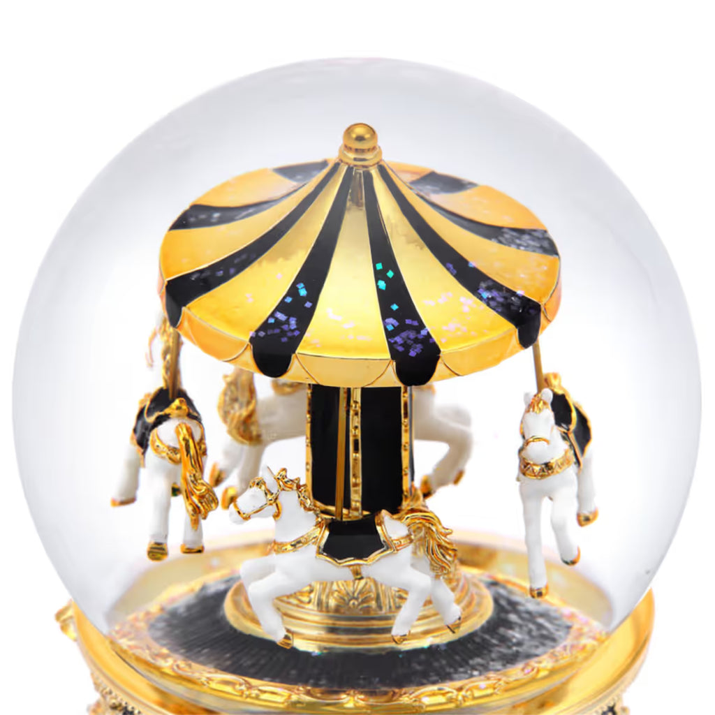 Primer plano de la esfera de cristal Jarll Carrusel Dorado y Negro mostrando los caballos esculpidos en blanco y dorado dentro del globo - Ferretería La Palma - 1820001