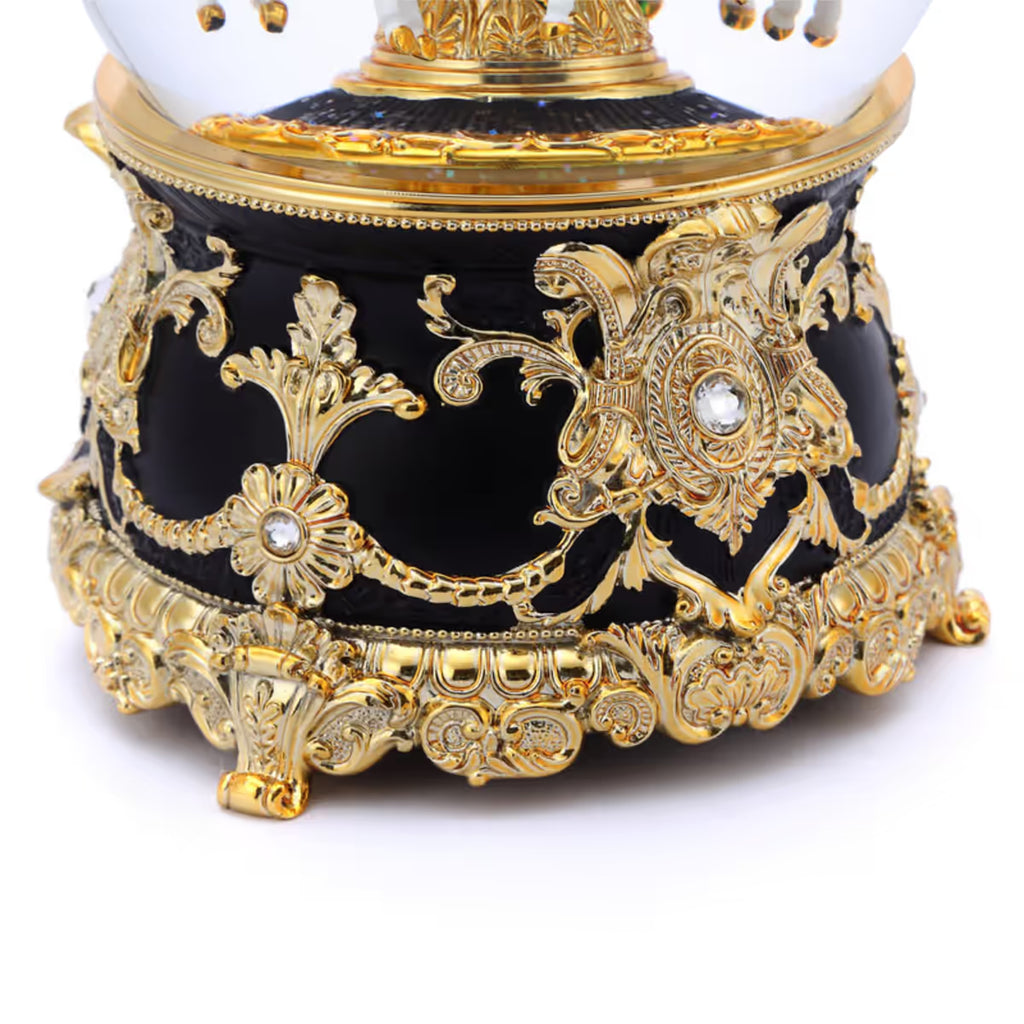 Primer plano de la base decorativa en relieve color oro y negro de la bola de nieve Jarll Carrusel Dorado - Ferretería La Palma - 1820000