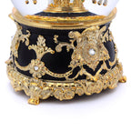 Primer plano de la base decorativa en relieve color oro y negro de la bola de nieve Jarll Carrusel Dorado - Ferretería La Palma - 1820000