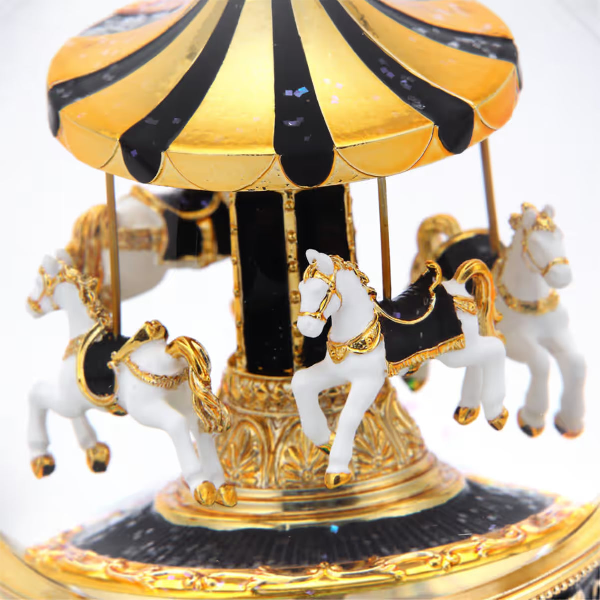 Acercamiento a los caballos de carrusel en blanco y oro con carpa superior dentro de la bola de nieve Jarll - Ferretería La Palma - 1820000