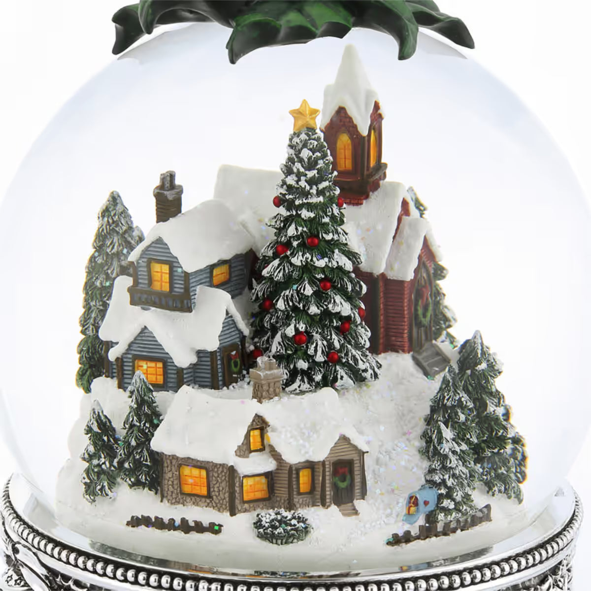 Primer plano de la villa navideña nevada con árbol decorado dentro de la esfera de cristal Jarll Tren de los Sueños - Ferretería La Palma - 1820002