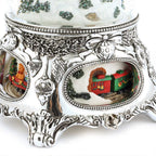 Primer plano de la base cromada grabada con ventanas decorativas del tren navideño Jarll - Ferretería La Palma - 1820002