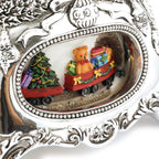 Detalle en primer plano de la ventana inferior con vagones llenos con un oso de peluche, regalos y árbol de Navidad - Ferretería La Palma - 1820002