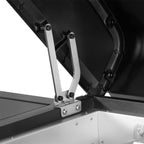 Primer plano del sistema de bisagra y soporte metálico de la tapa abierta de la plancha Napoleon Rogue PRO Phantom 30 - Ferretería La Palma - 1890003