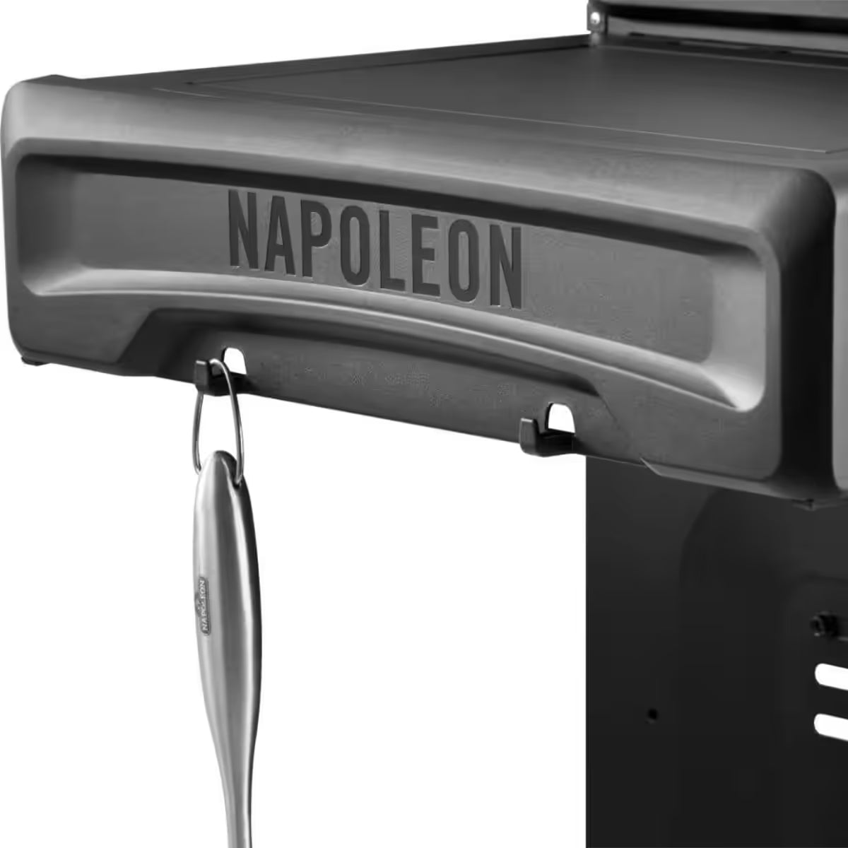 Primer plano de los ganchos portaherramientas y el logotipo grabado en el estante lateral de la plancha Napoleon Rogue PRO Phantom 30 - Ferretería La Palma - 1890003