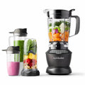 Licuadora Nutribullet Blender Combo 1200W con jarra familiar llena de vegetales y tres vasos portátiles con batidos sobre fondo blanco - Ferretería La Palma - 1690005