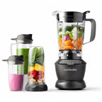 Licuadora Nutribullet Blender Combo 1200W con jarra familiar llena de vegetales y tres vasos portátiles con batidos sobre fondo blanco - Ferretería La Palma - 1690005