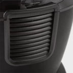 Primer plano de las rejillas de ventilación traseras en la base motorizada negra de la licuadora Nutribullet Blender Combo 1200W - Ferretería La Palma - 1690005