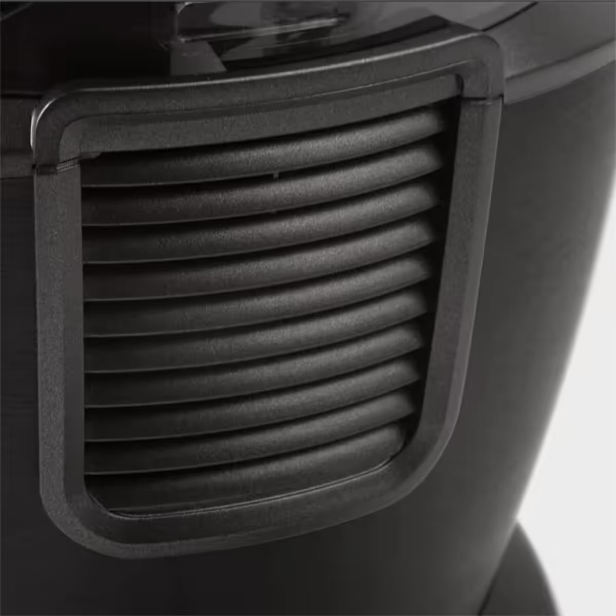 Primer plano de las rejillas de ventilación traseras en la base motorizada negra de la licuadora Nutribullet Blender Combo 1200W - Ferretería La Palma - 1690005