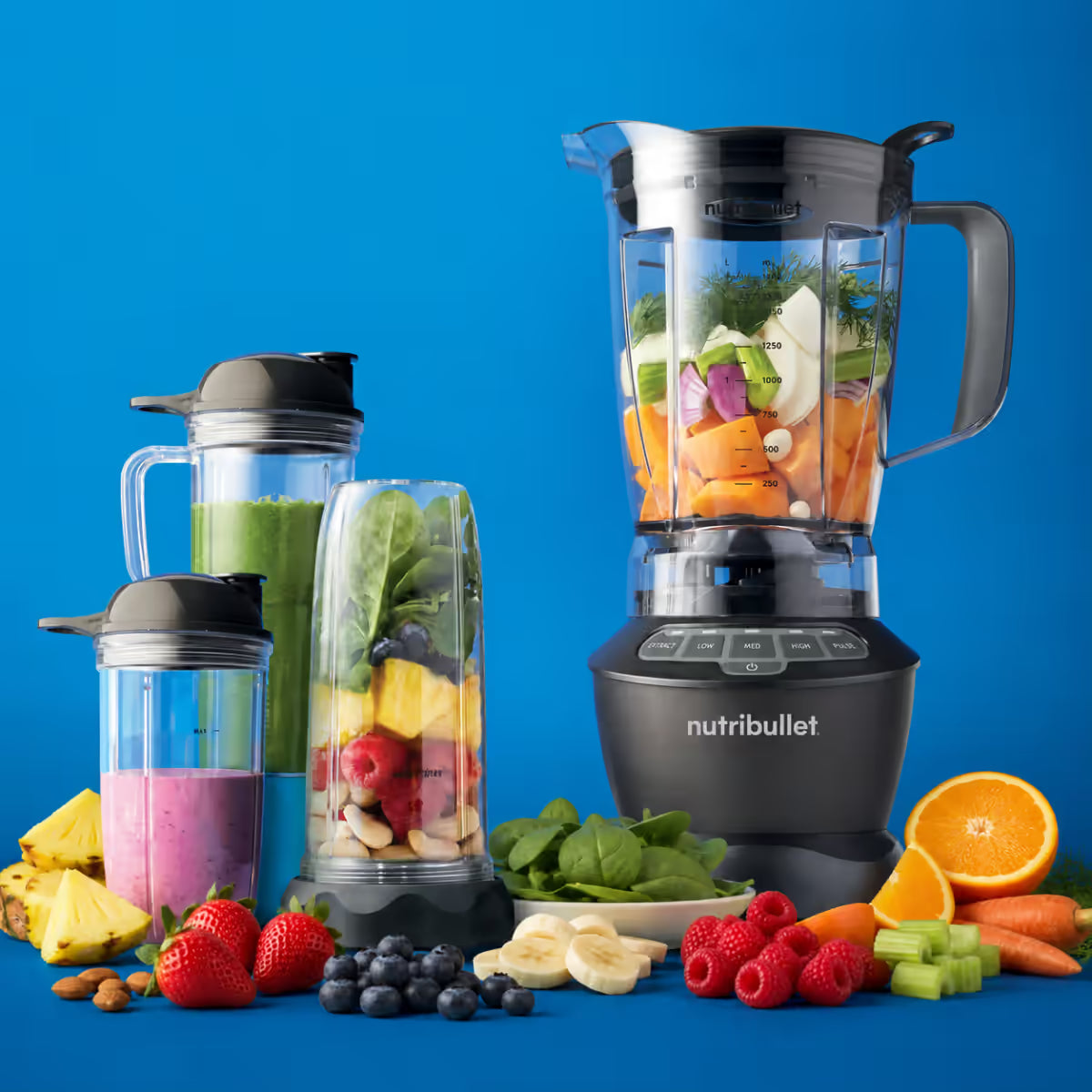 Licuadora Nutribullet Blender Combo 1200W con jarra, vasos individuales y batidos rodeados de frutas y vegetales frescos sobre fondo azul - Ferretería La Palma - 1690005