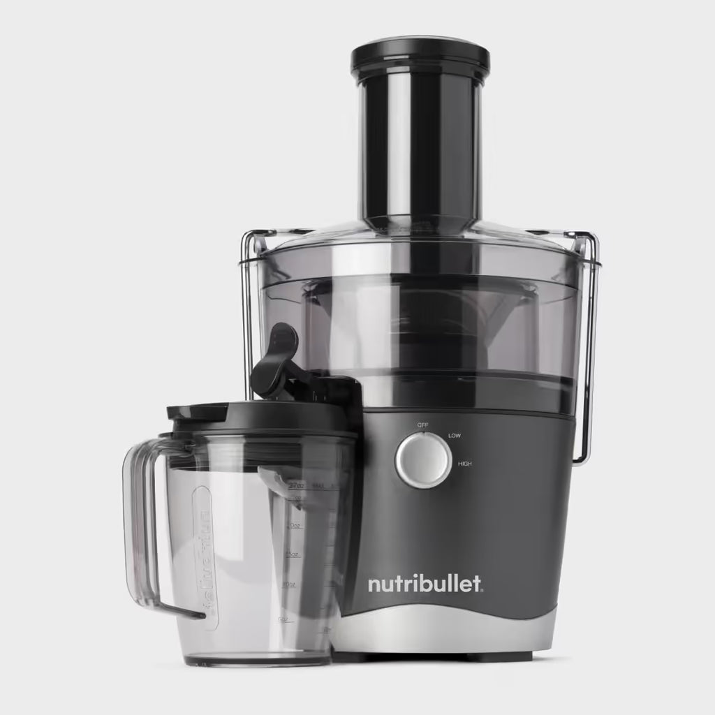 Extractor de jugos Nutribullet Juicer de 800W con jarra para jugo de 27 oz con tapadera de sellado sobre fondo blanco - Ferretería La Palma - 1690019