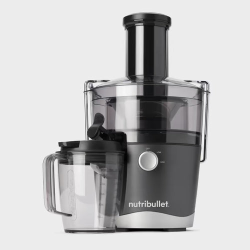 Extractor de jugos Nutribullet Juicer de 800W con jarra para jugo de 27 oz con tapadera de sellado sobre fondo blanco - Ferretería La Palma - 1690019