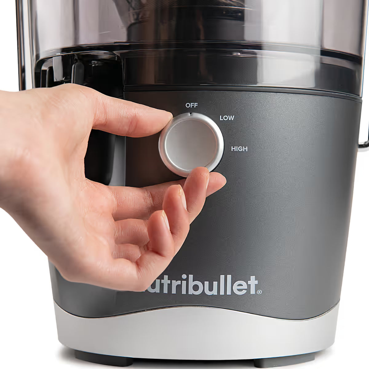 Primer plano de una mano girando la perilla de velocidades de la Nutribullet Juicer 800W con opciones de Off, Low y High - Ferretería La Palma - 1690019