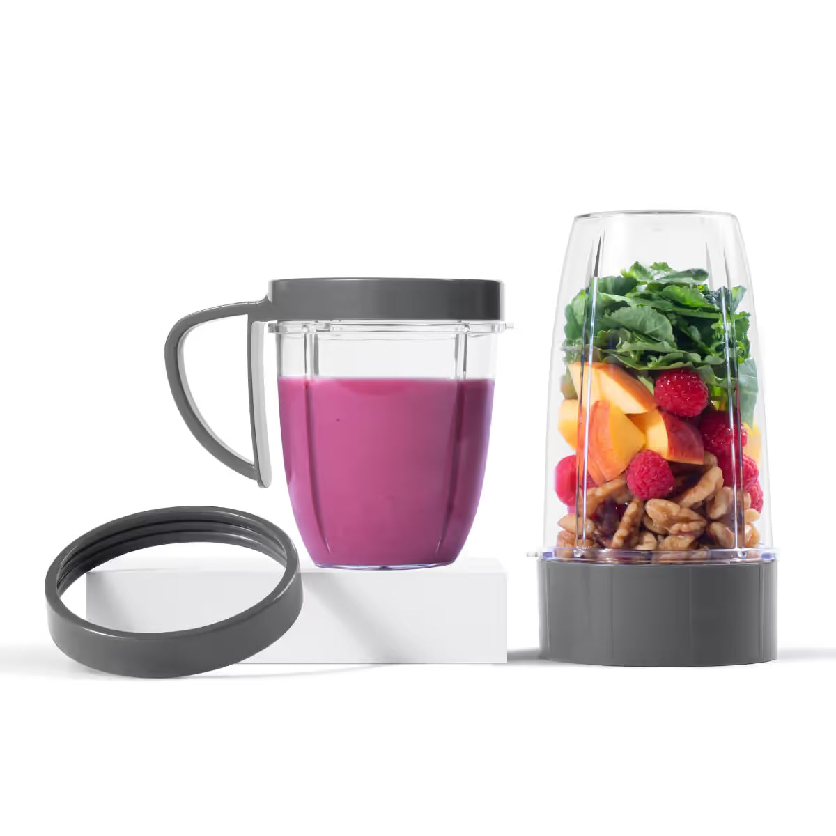 Kit complementario Deluxe Nutribullet para 600W y 900W con vasos intercambiables, batido preparado y frutas frescas sobre fondo blanco - Ferretería La Palma - 1690008