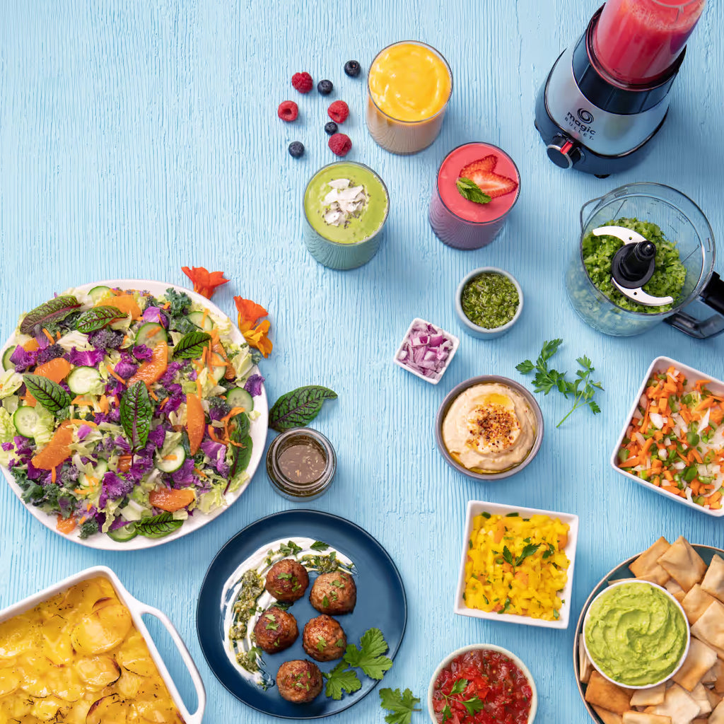 Vista superior aérea del sistema de cocina Magic Bullet Kitchen Express 3-en-1 ambientado sobre un fondo azul con una gran variedad de platos preparados como ensaladas, albóndigas, salsas, guacamole y batidos - Almacén La Palma - 1690009
