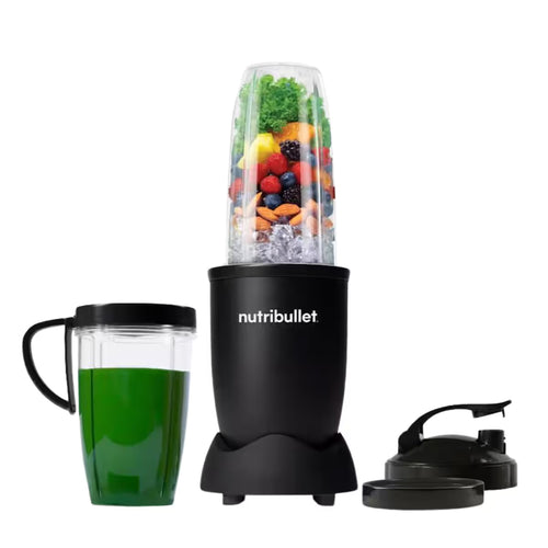 Vista frontal de la licuadora personal Nutribullet Pro de 900W con frutas, almendras y vegetales en el vaso principal, un licuado verde en el vaso con asa, tapa portátil y anillo de comodidad - Almacén La Palma - 1690015