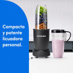 Vista frontal de la licuadora personal Nutribullet Pro de 900W con arándanos, nueces y vegetales en el vaso principal, junto a un licuado morado en el vaso con anillo con asa, sobre un diseño de fondo azul con texto informativo - Almacén La Palma - 1690115