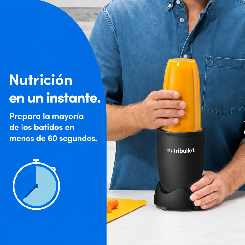 Vista en detalle de un hombre presionando el vaso sobre la base de motor de la licuadora personal Nutribullet Pro para preparar un batido naranja, junto a un diseño de fondo azul con texto informativo - Almacén La Palma - 1690015
