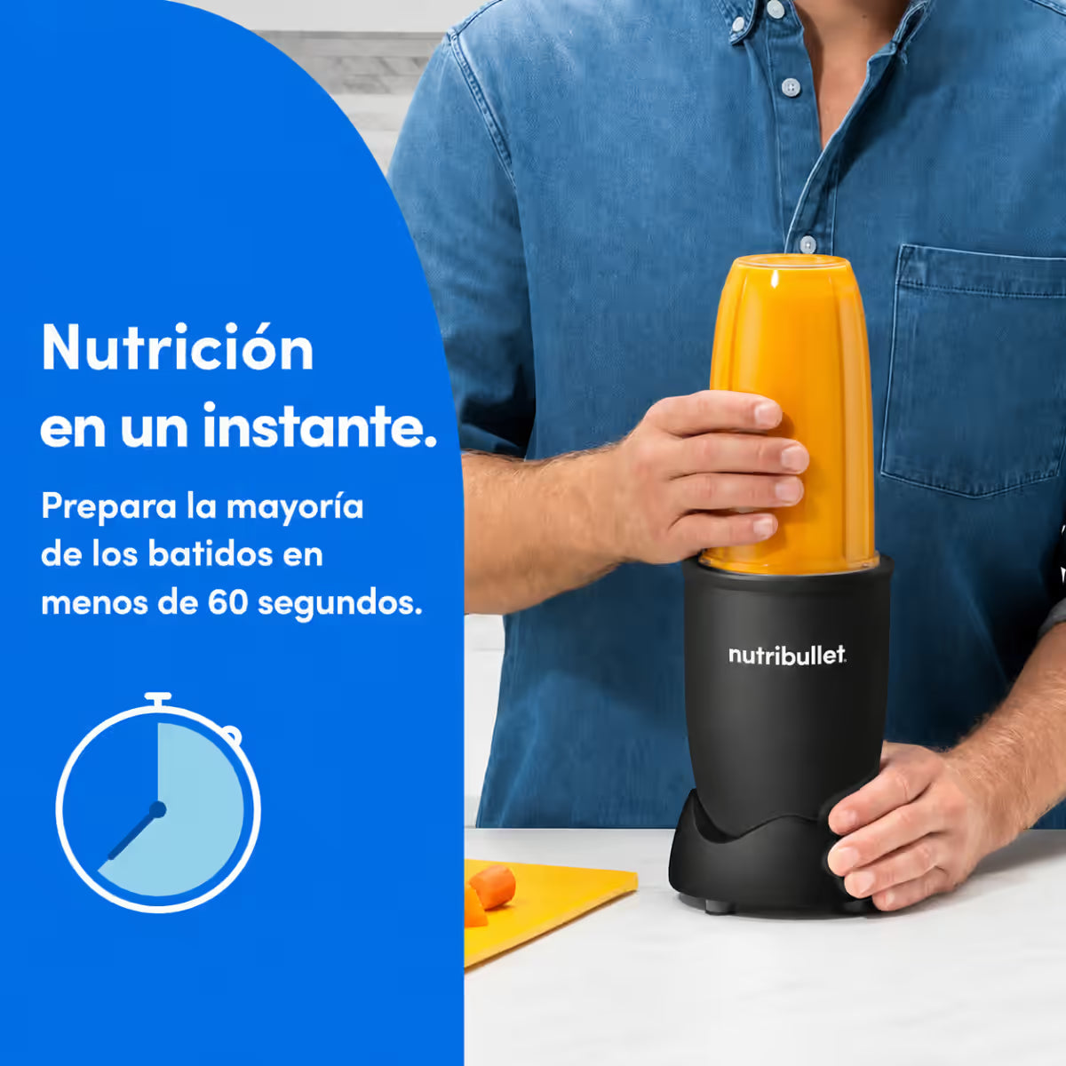 Vista en detalle de un hombre presionando el vaso sobre la base de motor de la licuadora personal Nutribullet Pro para preparar un batido naranja, junto a un diseño de fondo azul con texto informativo - Almacén La Palma - 1690015