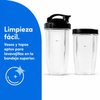 Vista en detalle de los dos vasos intercambiables de la licuadora personal Nutribullet Pro con su tapa portátil y anillo de comodidad, junto a un diseño de fondo azul con texto informativo - Almacén La Palma - 1690015