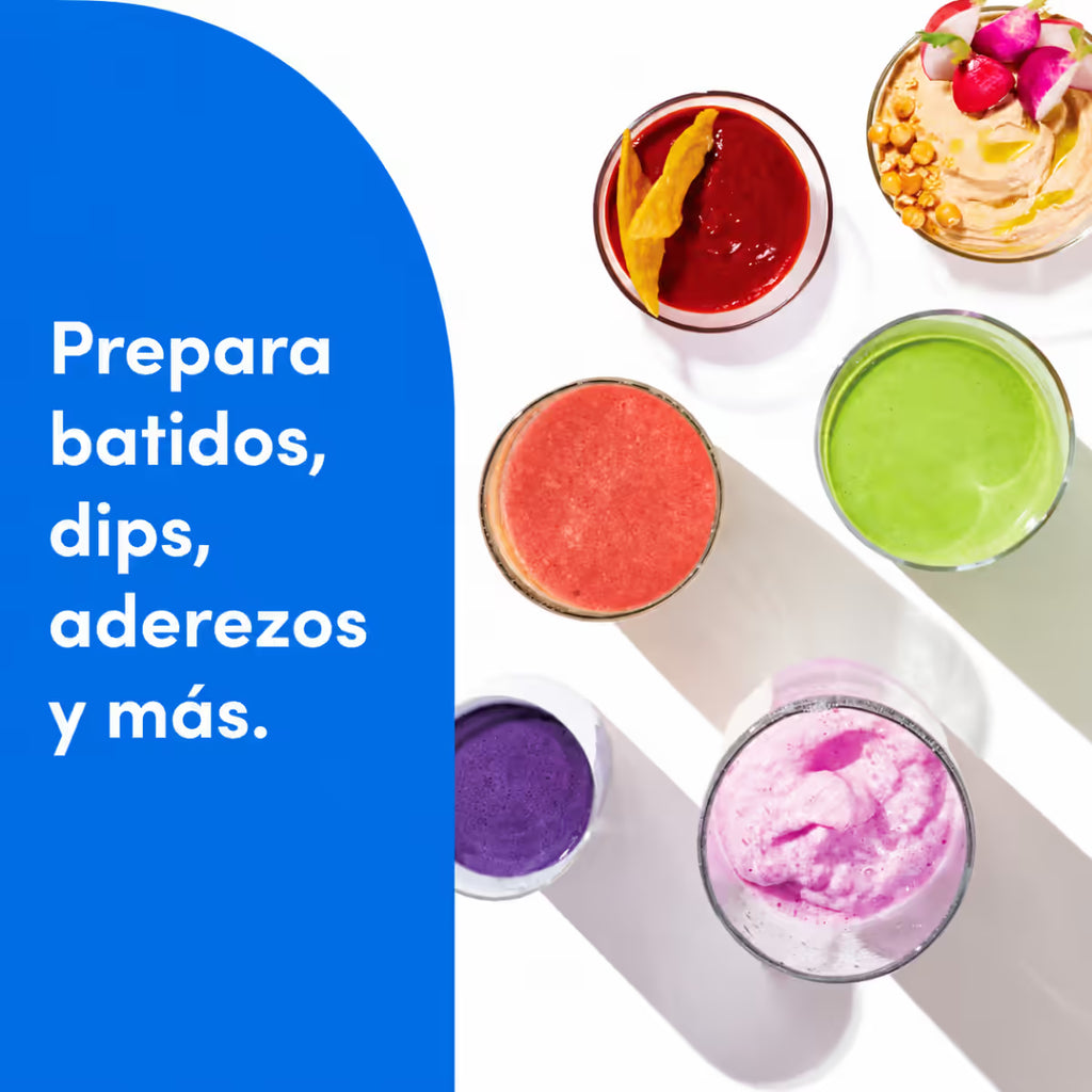 Vista cenital de varios vasos con batidos de diferentes colores, dips y aderezos preparados con la licuadora personal Nutribullet Pro, junto a un diseño de fondo azul con texto informativo - Almacén La Palma - 1690015