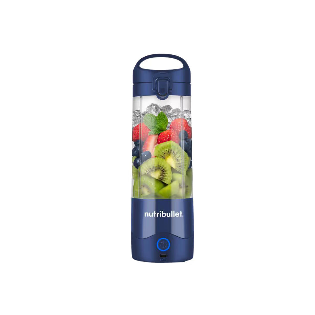 Vista frontal de la licuadora portátil Nutribullet Portable azul de 16oz con frutas en el vaso de Tritan y botón de encendido iluminado - Ferretería La Palma - 1690100