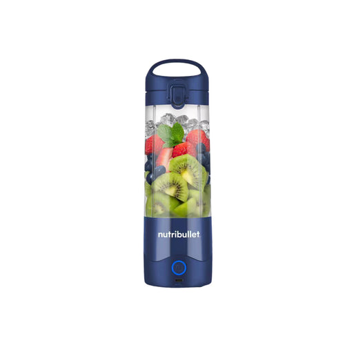 Vista frontal de la licuadora portátil Nutribullet Portable azul de 16oz con frutas en el vaso de Tritan y botón de encendido iluminado - Ferretería La Palma - 1690100