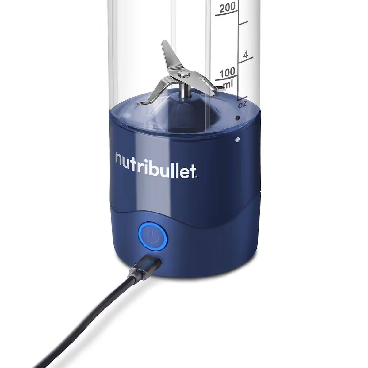 Vista en detalle de la base de la licuadora portátil Nutribullet Portable azul de 16oz conectada a su cable de carga USB-C - Ferretería La Palma - 1690100