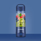 Vista frontal de la licuadora portátil Nutribullet Portable azul de 16oz con frutas e hielo sobre fondo azul - Ferretería La Palma - 1690100