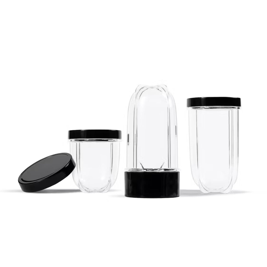 Kit de accesorios Magic Bullet mostrando a detalle los vasos altos y el vaso corto transparentes vacíos con tapas negras sobre fondo blanco - Ferretería La Palma - 1690007