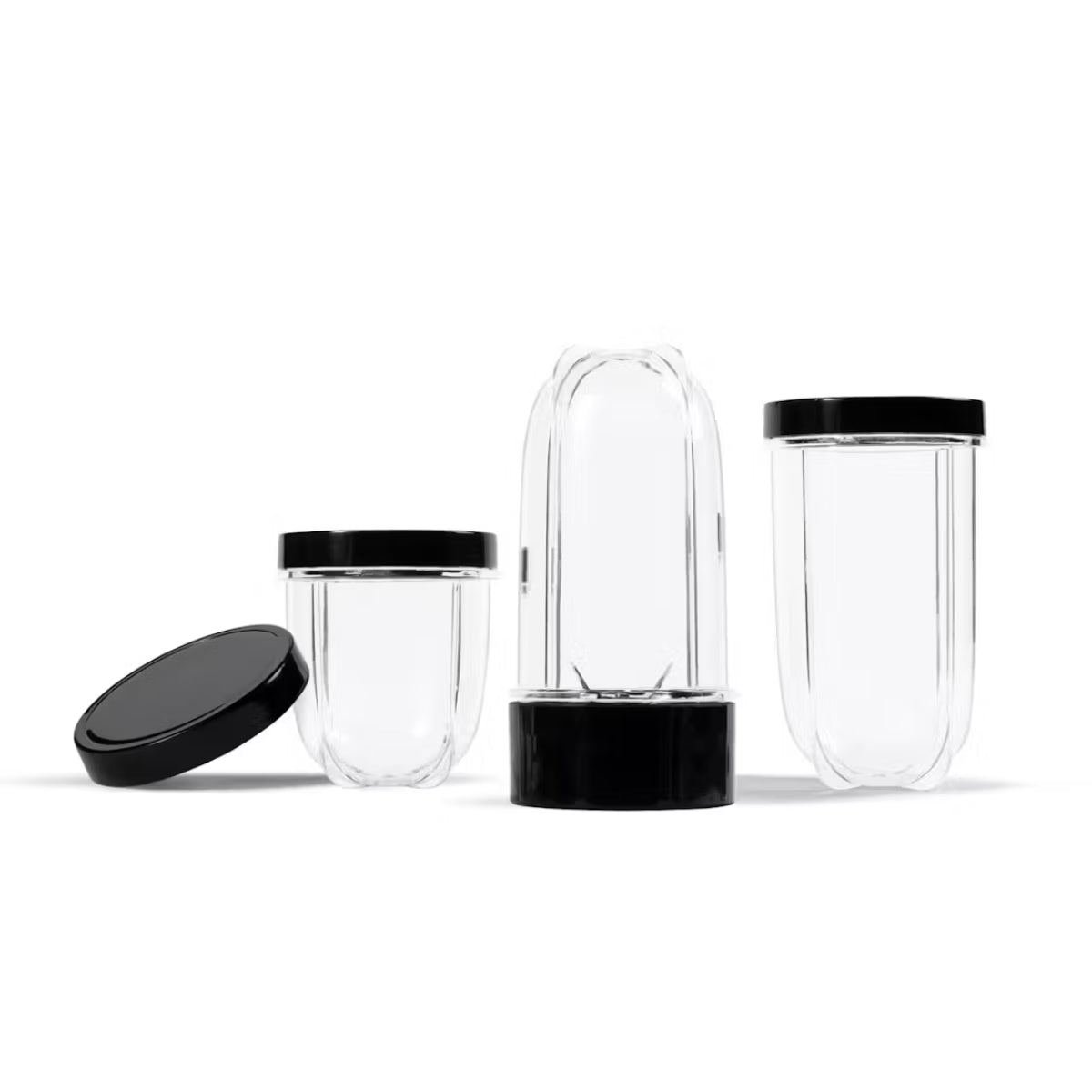Kit de accesorios Magic Bullet mostrando a detalle los vasos altos y el vaso corto transparentes vacíos con tapas negras sobre fondo blanco - Ferretería La Palma - 1690007