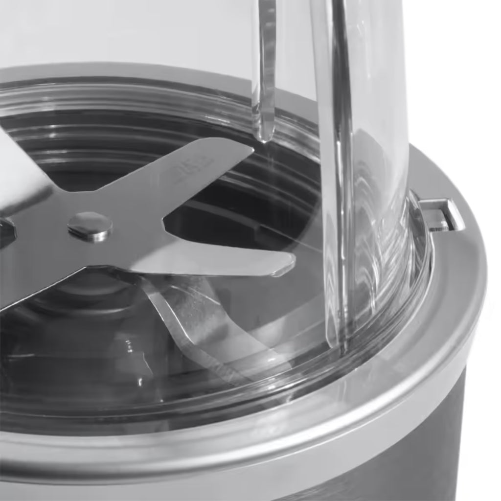 Vista en detalle de las aspas de acero inoxidable y el acoplamiento del vaso en la licuadora personal Nutribullet Original de 600W - Almacén La Palma - 1690000