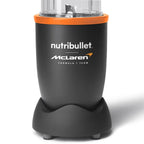 Primer plano de la base motorizada de la licuadora personal Nutribullet Pro 900 edición McLaren F1 Team sobre fondo blanco - Ferretería La Palma - 1690779