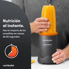Infografía de la licuadora Nutribullet Pro 900 edición McLaren F1 Team mostrando su uso con las manos sobre el vaso e icono de cronómetro - Ferretería La Palma - 1690079