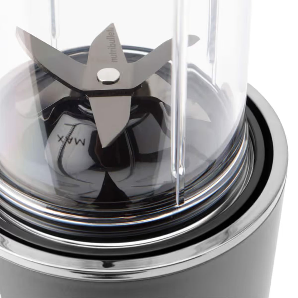 Primer plano de la cuchilla con recubrimiento de titanio dentro del vaso de la licuadora personal Nutribullet Ultra 1200W - Ferretería La Palma - 1690110