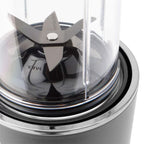 Primer plano de la cuchilla con recubrimiento de titanio dentro del vaso de la licuadora personal Nutribullet Ultra 1200W - Ferretería La Palma - 1690110