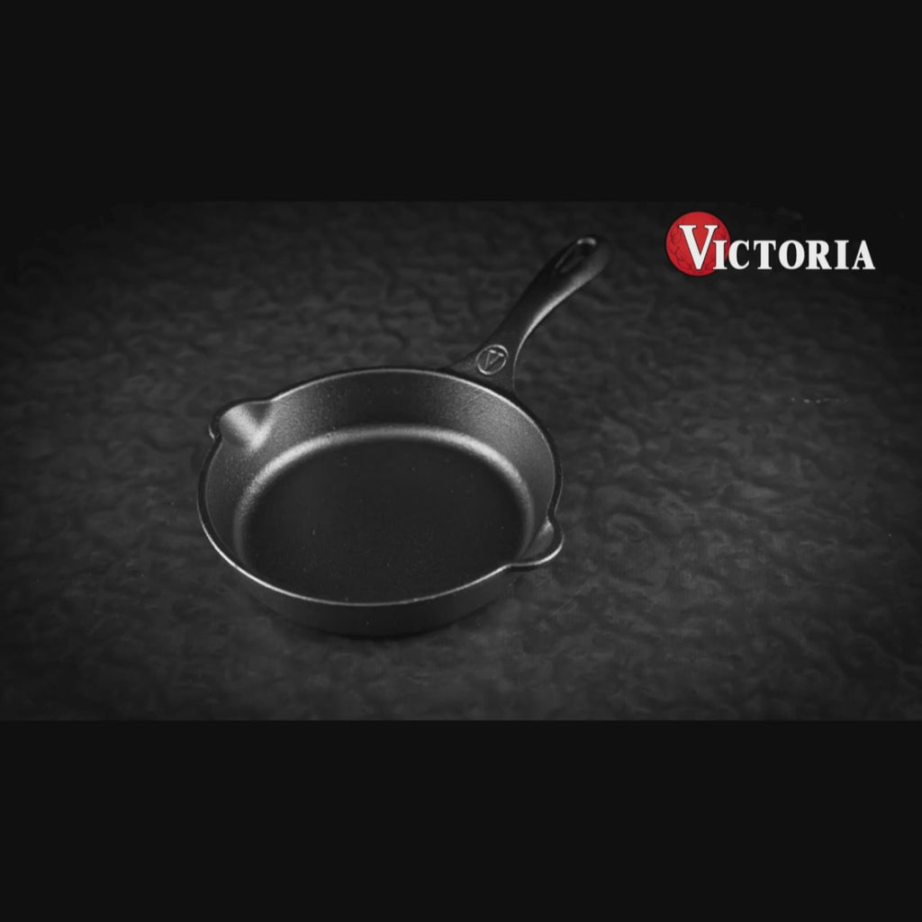 Video que muestra el sartén de hierro fundido curado Victoria de 16.5 cm con doble pico vertedor y diseño resistente para cocina de alto rendimiento - Ferretería La Palma - 1050035